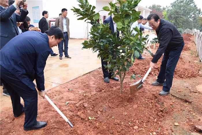 中国信保有关领导率团赴安徽省霍邱县调研并开展相关扶贫工作(2018)