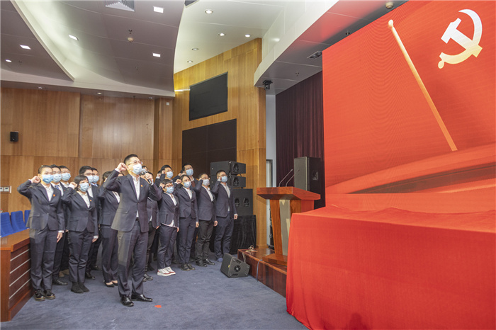 中国信保举办总部机关党员突击队评选表彰暨“党旗高高飘扬”微视频展演活动（2021）