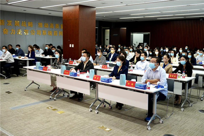 中国信保党员干部认真收听收看党的二十大开幕会盛况