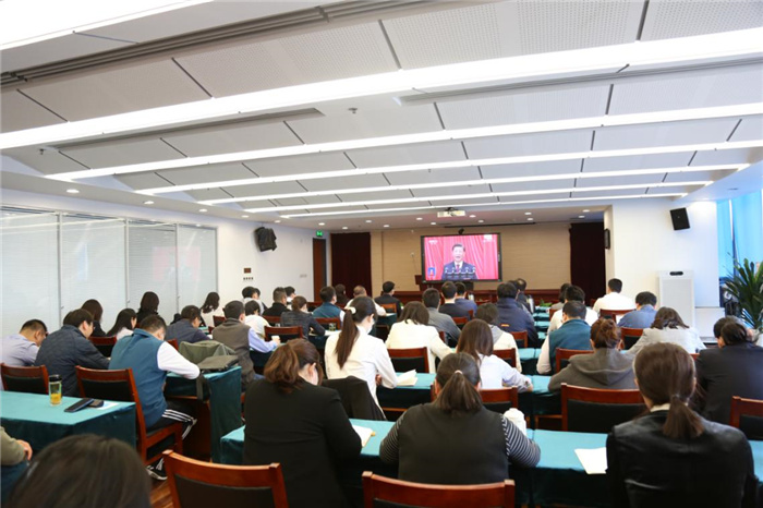 中国信保党员干部认真收听收看党的二十大开幕会盛况