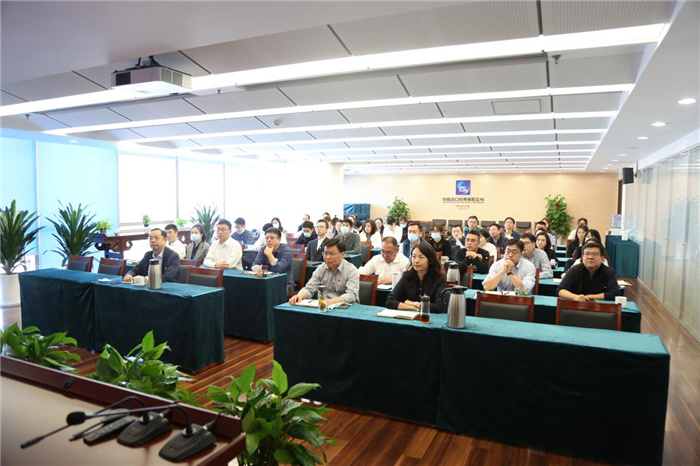 中国信保党员干部认真收听收看党的二十大开幕会盛况