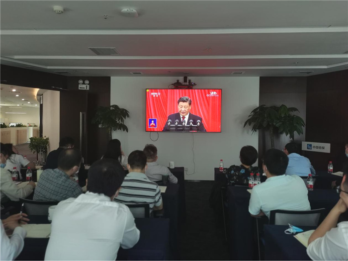 中国信保党员干部认真收听收看党的二十大开幕会盛况