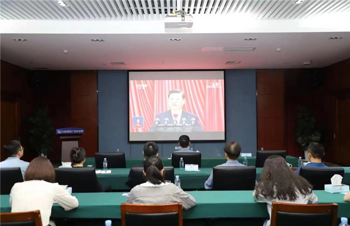 中国信保党员干部认真收听收看党的二十大开幕会盛况