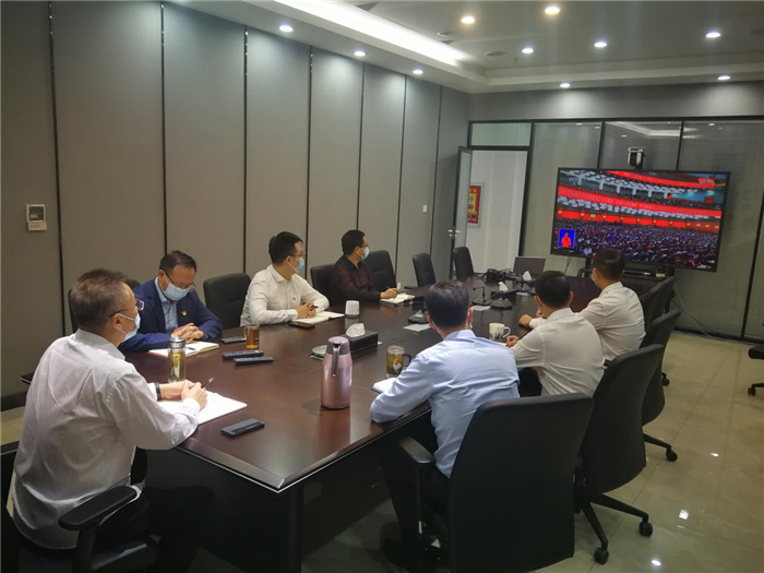中国信保党员干部认真收听收看党的二十大开幕会盛况