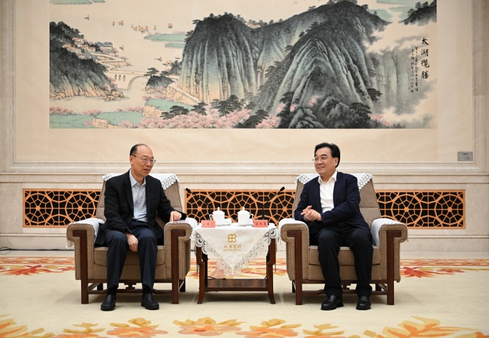 中国信保宋曙光董事长拜访江苏省委书记信长星并举行会谈